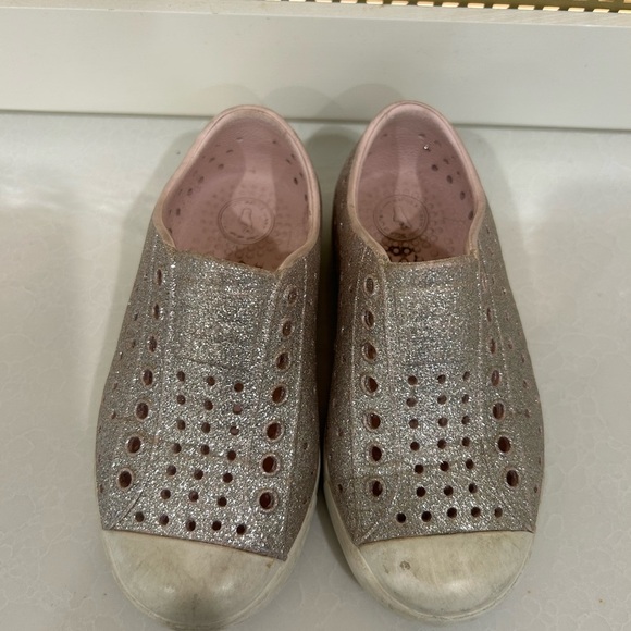 Native Sparkly Pink Kids Slip-On Shoes size 9T - Picture 3 of 7